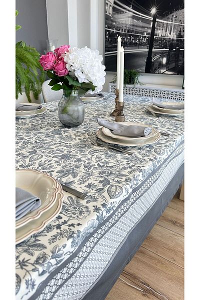 Decamor home Τραπεζομάντιλο με γκρι λουλούδια με ανθεκτικό σε λεκέδες μπορντούρα