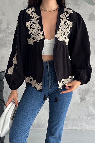 FEMELLE Černá tenká dámská bunda s vyšívaným balonovým rukávem