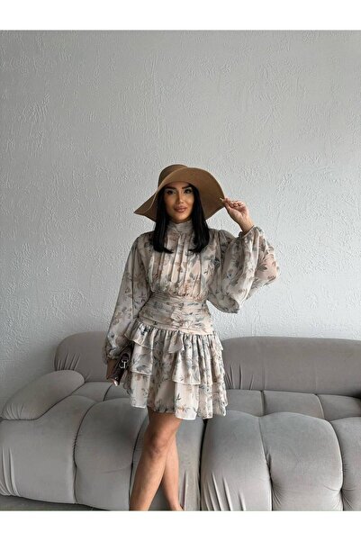 popibutik Dik Yakalı Drapeli Sırt Detaylı Çiçek Desenli Kahve Mini Şifon Elbise