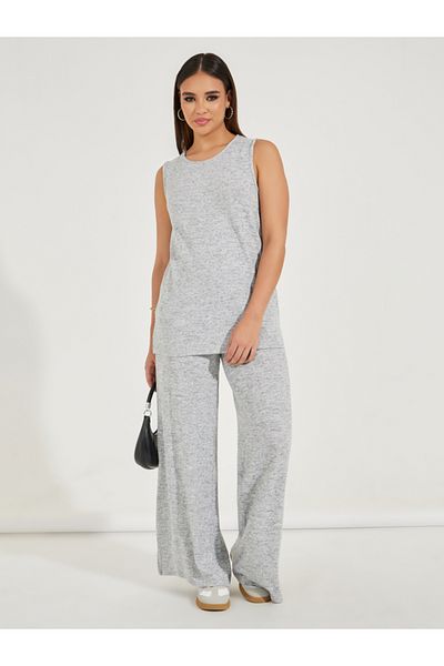 Styli Solid Round Neck Sleeveless Knit Top