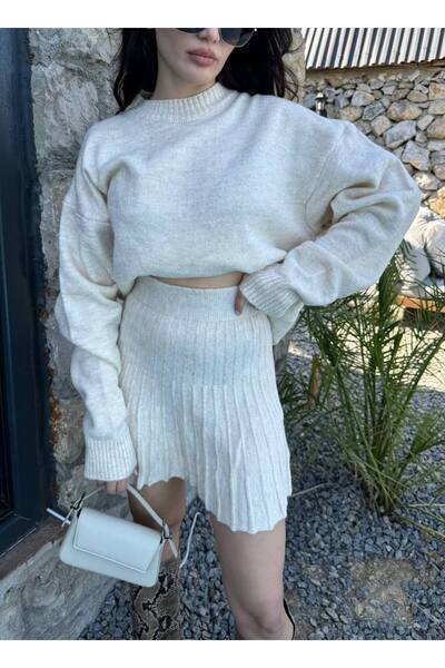 HARMONY GLOBAL Asmer Ecru kötöttáru szett magas derékkal és mini szoknyával - túlméretezett pulóver, redőzött 5157