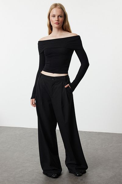 Trendyol Collection Flexible gestrickte schwarze Crop-Bluse - Carmen-Kragen, TWOAW25BZ00008