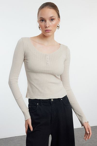 Trendyol Collection Slim Fit Strickbluse mit Poolkragen und Steinknopfdetail TWOAW25BZ00161