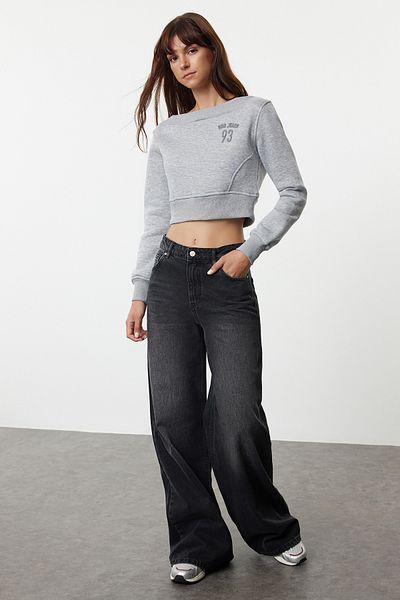 Trendyol Collection Šedá pletená mikina – Boat Neck, Crop, Regular Fit TWOAW25SW00036