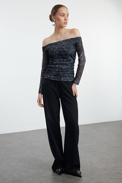 Trendyol Collection Εύκαμπτη μπλούζα από τούλι ανθρακί - λαιμόκαυμα, εφαρμογή σώματος TWOAW25BZ00119