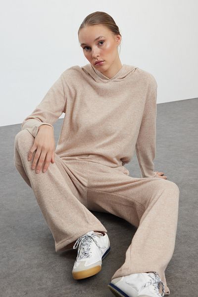 Trendyol Collection Bézs kapucnis puha blúz és nadrág szett - TWOAW25AU00076
