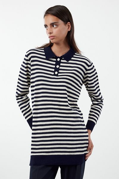 Trendyol Modest Pruhovaný svetr v námořnické modré - Detail knoflíku, TCTAW25AK00008
