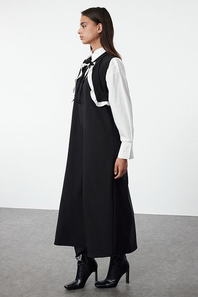 Trendyol Modest Schwarzes Kleid mit gewebten Details – Kragendetail, TCTAW25EB00072