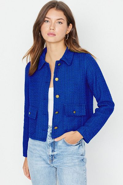 Trendyol Collection Blaue, taillierte, karierte Crop-Webjacke mit Taschendetail TWOAW23CE00140