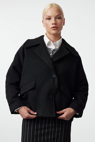 Trendyol Collection Černý běžný krátký vlněný kabát TWOAW25KB00073