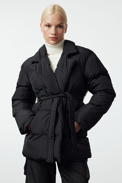 Trendyol Collection Black Oversize Wide Fit Belted Collar Detachable Plush Detailed Winter Inflatablemonttwoaw25Mo00134