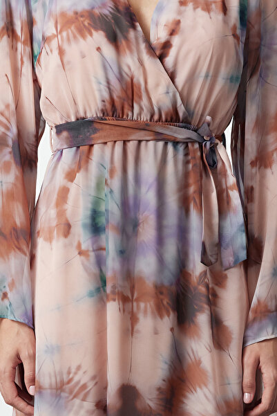 Trendyol Collection Διπλός γιακάς σε γραμμή Α - Μαξι Φόρεμα από σιφόν, αφηρημένο σχέδιο και φόδρα με ζώνη Twoaw25el00251