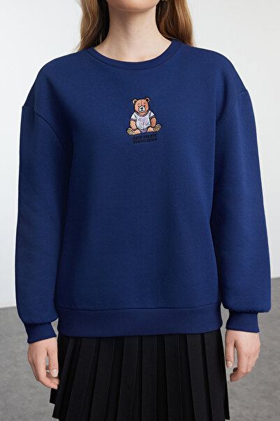 Trendyol Collection Sötétkék normál/normál szabású hímzett vastag kötött pulóver TWOAW25SW00050