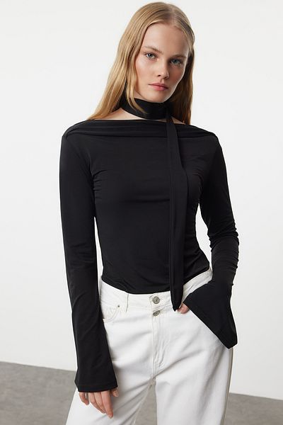 Trendyol Collection Flexible gestrickte schwarze Bluse - Schaldetail, tailliert TWOAW25BZ00107