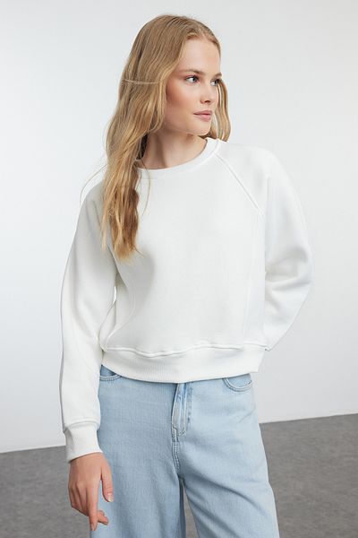 Trendyol Collection Pletená mikina Crew Neck Ecru – žebrovaný detail, Regular Fit TWOAW25sw00116