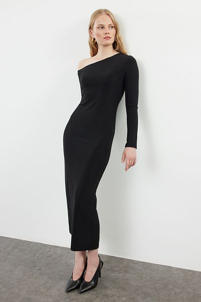 Trendyol Collection Flexibilní maxi pletené šaty – černé, detail asymetrického límce TWOAW25EL00106