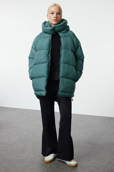 Trendyol Collection Übergroße grüne Pufferjacke – Kapuze und wasserabweisend, Winter – TWOAW23MO00193