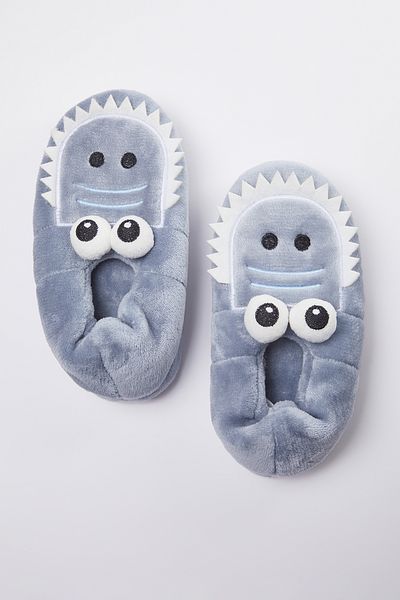 TRENDYOL SHOES Graue Hausschuhe mit Hai-Stickerei für Jungen – Hausschuhe TAKAW25ER00003