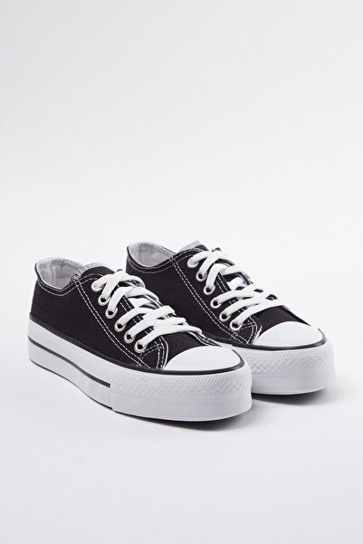 TRENDYOL SHOES Magas talpú fekete női tornacipő - fűzős Takaw25sn00001