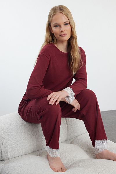 Kolekcia Trendyol Rebrovaný pletený pyžamový set s bordovou stuhou/mašľou a čipkou Thmaw25Pt00023