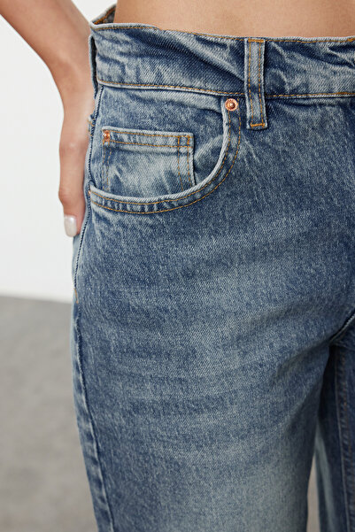 Trendyol Collection Tartósabb Mavi Soluk Efekt Vintage Normál Derékmagasságú Egyenes Szárú Farmer TWOAW25JE00076