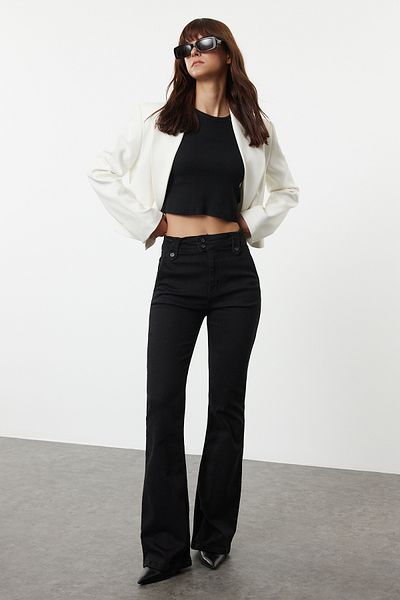 Trendyol Collection Schwarze Schlagjeans mit hoher Taille - Taillendetails TWOAW25JE00183