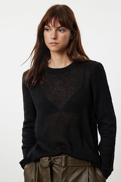 Trendyol Collection Miękki, teksturowany, czarny sweter dzianinowy - luźny splot, model podstawowy TWOAW25KZ00091