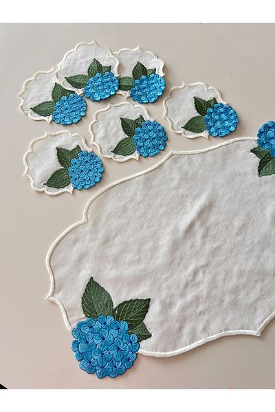 Nakışkonsept Hydrangea Patterned Runner and 6-piece Cocktail Napkin Set