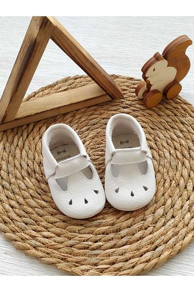 MİNİBİRİ حذاء بدون كعب للأطفال من الجلد الطبيعي باللون الأبيض من Cozy Model، أحذية الخطوة الأولى