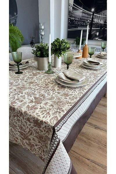 Decamor home Кафява покривка за маса - Устойчив на петна флорален мотив, с бордюр