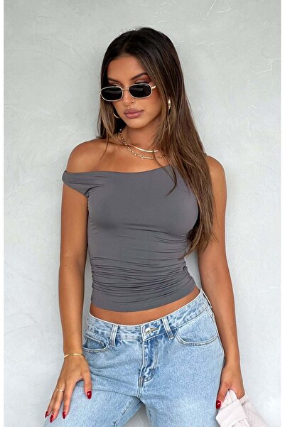 Les Séduisantes c.a. Diver Fabric Asymmetric Collar Single Shoulder Detailed Blouse