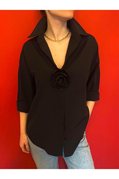 MADAME E. قميص أسود كبير الحجم مع إكسسوارات وردية