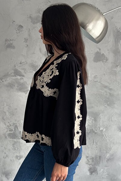 FEMELLE Černá tenká dámská bunda s vyšívaným balonovým rukávem