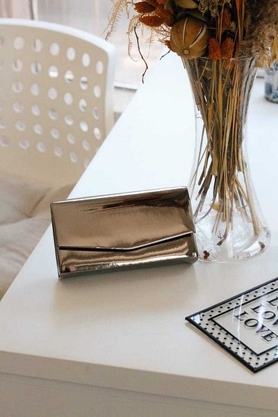 Moom Bag Geantă de umăr Mini Box Platinum din piele lacuită pentru femei
