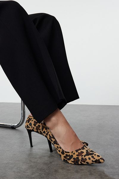 TRENDYOL SHOES Mehrfarbige braune klassische Damenschuhe mit dünnem Absatz und Leopardenmuster TAKAW25TO00018