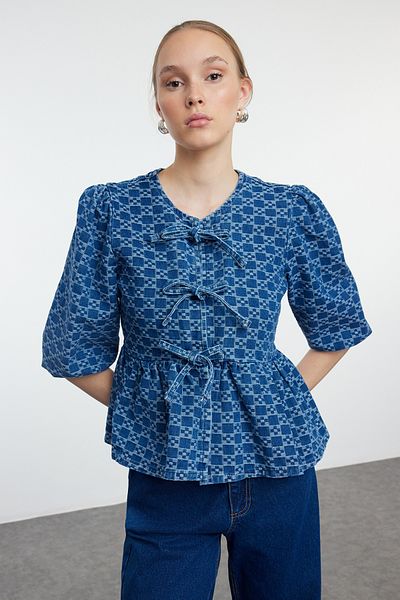 Trendyol Collection Dunkelblaue, gemusterte, kurzärmlige Jeansbluse mit Schnürung – TWOAW25BZ00157