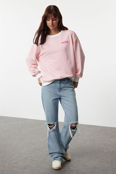 Trendyol Collection Rosa gestreiftes, besticktes Oversize-Sweatshirt – Lange Ärmel, weite Passform TWOAW25SW00062