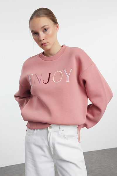 Trendyol Collection Pletená mikina Dried Rose Slogan s vyšívaným výstřihem - Regular Fit TWOAW25SW00127