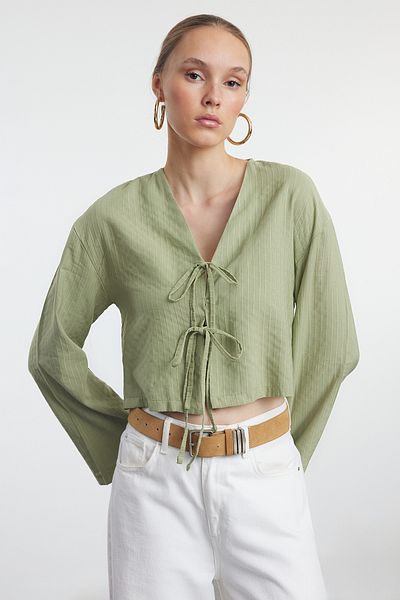 Trendyol Collection Gestreiftes, gewebtes Hemd mit grünen Bindedetails TWOSS24GO00247