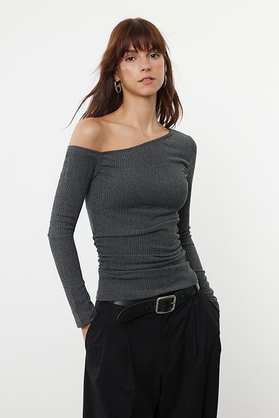 Trendyol Collection Σκάφος Λαιμός Ασύμμετρη Μαζευμένη Πλεκτή Μπλούζα - Ανθρακί με υφή TWOAW25BZ00100