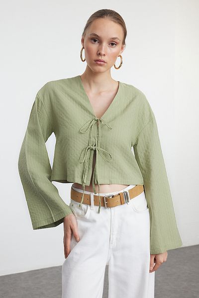 Trendyol Collection Gestreiftes, gewebtes Hemd mit grünen Bindedetails TWOSS24GO00247