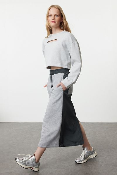 Trendyol Collection Pohodlná tvarovaná šedá midi sukně - Twoaw25et00019