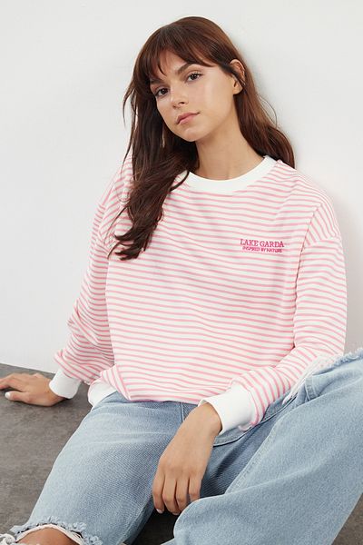 Trendyol Collection Rosa gestreiftes, besticktes Oversize-Sweatshirt – Lange Ärmel, weite Passform TWOAW25SW00062