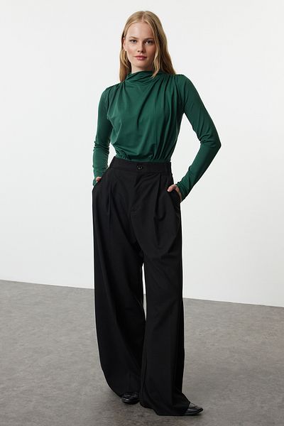 Trendyol Collection Flexibler, smaragdgrüner, drapierter, detaillierter, geraffter Bodysuit – Stehkragen, Druckknopfverschluss Twoaw25bd00010