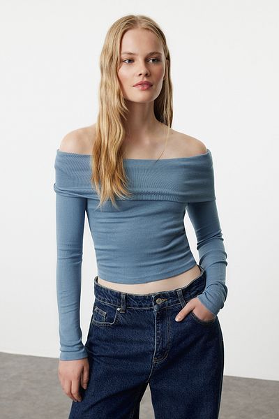 Trendyol Collection Pružná pletená halenka – límec Indigo Carmen, krátký střih, TWOAW25BZ00008