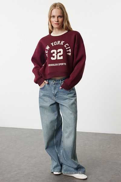 Trendyol Collection Bordeauxrotes, kurzes Fleece-Sweatshirt mit Slogan - TWOAW25SW00073