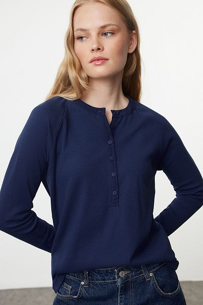 Trendyol Collection Rugalmas zsinóros kötött blúz - sötétkék, gombos, normál szabású TWOAW25BZ00033
