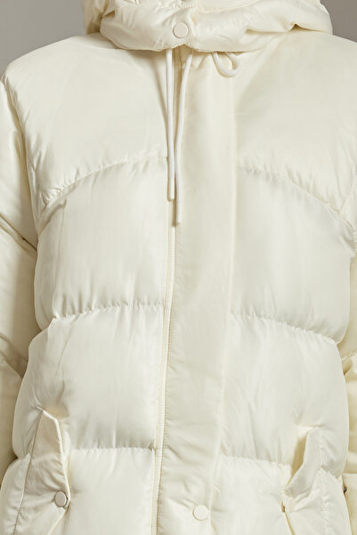 Trendyol Collection Dlouhá vodoodpudivá bunda s kapucí a zapínáním, Ecru TWOAW24MO00104