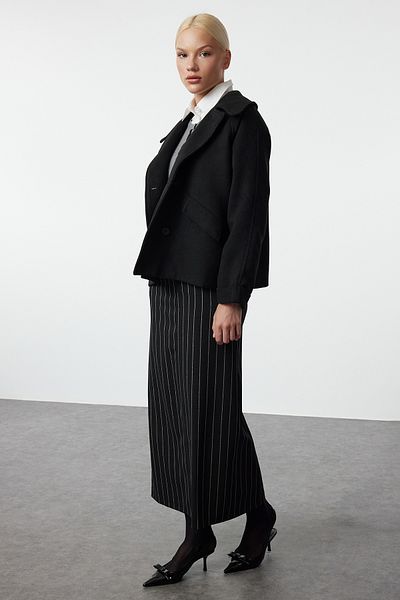 Trendyol Collection Černý běžný krátký vlněný kabát TWOAW25KB00073
