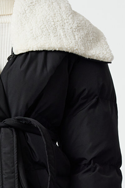 Trendyol Collection Černý oversize Wide Fit opaskový límec Odnímatelný plyš Detailní zimní nafukovacímonttwoaw25Mo00134